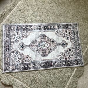 Elegant Geometric Patterned Rug